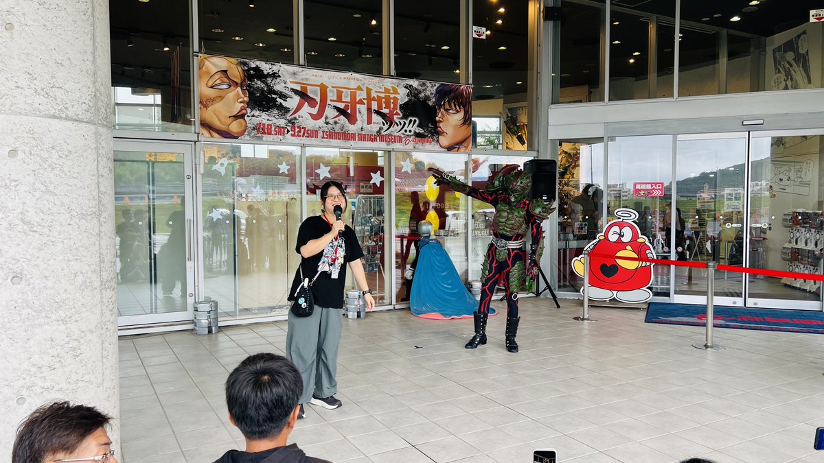 ishimangakan's tweet photo. #石ノ森萬画館 開館25周年記念㊗
アニバーサリーナイト開催中‼️
ファリンクスに続いてヒメラニアン帝国からクラブアビシスがお祝いに駆け付けてくれました🦀
彼も「#刃牙博 ッッ!!」が気になっているようでしたよ😋
さてこの後は16:40から #シージェッター海斗 特別編の応援上映がスタート📽️
来場者には応援用のケミカルライトをプレゼントします✨
https://t.co/sx0IMMmN3x