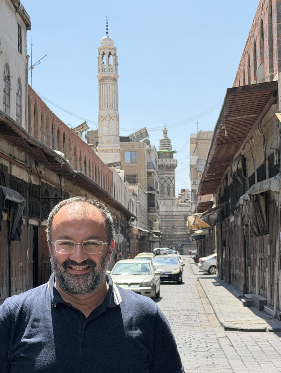 tahakilinctan's tweet photo. "Uzun ve yorucu hastalıklar geçiren bir yakınınızın adım adım iyileştiğini gördüğünüzde ne hissederseniz, ben de Şâm-ı Şerîf’e her gidişimde aynı hislerle doluyorum. 2024’ün son günlerinden itibaren bir ayağım sürekli orada ve her seferinde istikbale dair umutlarım artmış olarak İstanbul’a dönüyorum."

Taha Kılınç'ın Şam izlenimleri...

Tatlı bir Şam akşamı:
https://t.co/Nbb3EdDvrH

Bir bereket ocağı:
https://t.co/ZdVrdx1mvi