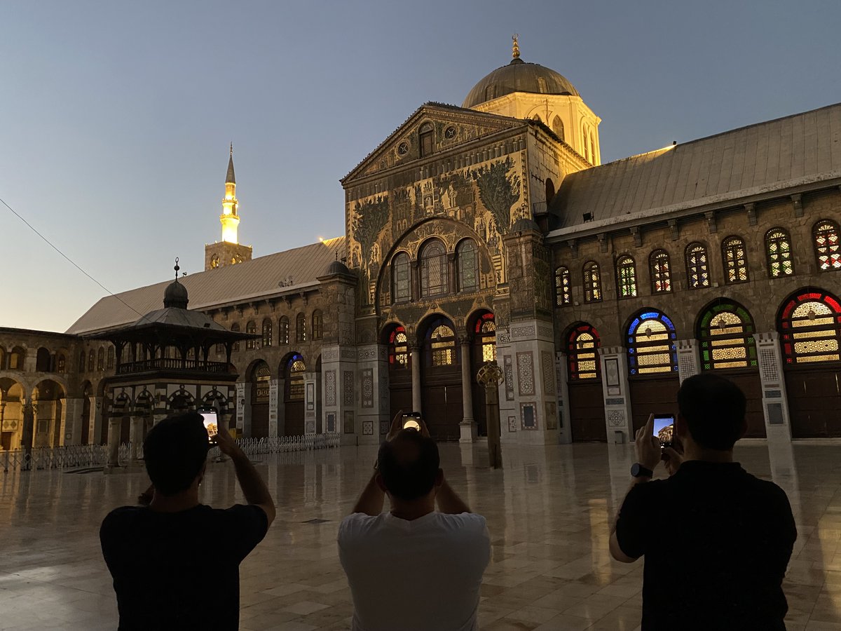 tahakilinctan's tweet photo. "Uzun ve yorucu hastalıklar geçiren bir yakınınızın adım adım iyileştiğini gördüğünüzde ne hissederseniz, ben de Şâm-ı Şerîf’e her gidişimde aynı hislerle doluyorum. 2024’ün son günlerinden itibaren bir ayağım sürekli orada ve her seferinde istikbale dair umutlarım artmış olarak İstanbul’a dönüyorum."

Taha Kılınç'ın Şam izlenimleri...

Tatlı bir Şam akşamı:
https://t.co/Nbb3EdDvrH

Bir bereket ocağı:
https://t.co/ZdVrdx1mvi
