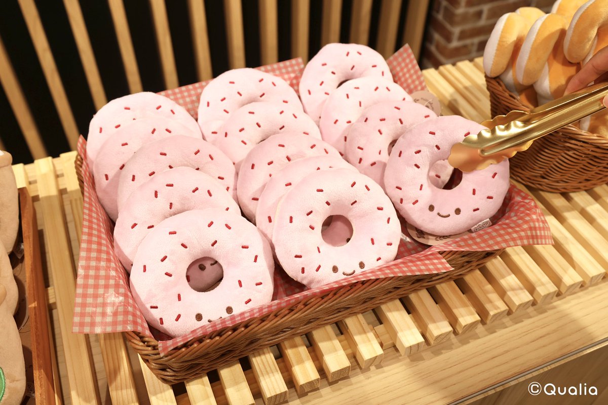 niccolino_offl's tweet photo. 🍞🥯池袋は明日まで🥖🥐
⋱⋰ ⋱⋰ ⋱⋰ ⋱⋰ ⋱⋰ ⋱⋰

　にっこりーノベーカリー
🥐 niccolino Bakery 🥖

⋱⋰ ⋱⋰ ⋱⋰ ⋱⋰ ⋱⋰ ⋱⋰

みんなを笑顔にするために
タコさんウィンナーが
「にっこりーノベーカリー」をオープン🧑‍🍳

仲間たちによく似た
にこにこお顔の焼きたてパン(のぬいぐるみ)をお届けするよ🍞✨

🍞 池袋
🗓️ 7/17(金)〜7/26(日)
📍 gashacoco池袋 (@gashacoco_IKB)

🍞 名古屋
🗓️ 7/23(木)〜8/5(水)
📍 gashacoco名古屋ゼロゲート

池袋・名古屋でお待ちしています🐙🥐

#にっこりーノベーカリー池袋
#にっこりーノベーカリー名古屋