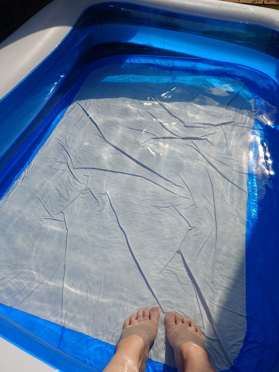 00smalt00's tweet photo. 庭のビニールプールに、旦那が水はってたから足つけて遊んでたけど、めっちゃぬるま湯ってかほぼ風呂だった。
今日暑いもんな〜 https://t.co/X86c6K6oQ4