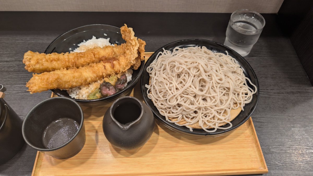 usuk777's tweet photo. 明日は土用の丑とのことで、美濃金さんで鰻を食べようとお店まで行ったが、予約でいっぱいだった…
長い物繋がりというわけでは無いのですが、小諸そばで『上穴子天丼セットの二枚盛り』☺
うまし！ https://t.co/uNBsaV4u5k