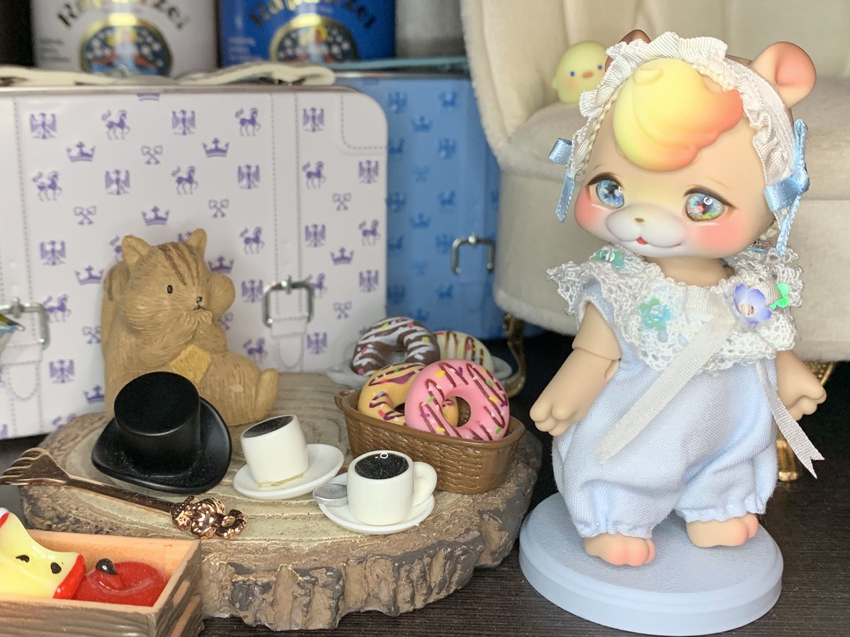 temari_yohira's tweet photo. うちのpukoちゃんは本棚の箱庭に小さい子たちと住んでいます。
普段は…何も言わずそっとそこに居てくれてるんですけどね。
#kumukuku
#puko
#うちの子かわいい https://t.co/OHgTGOIhPR