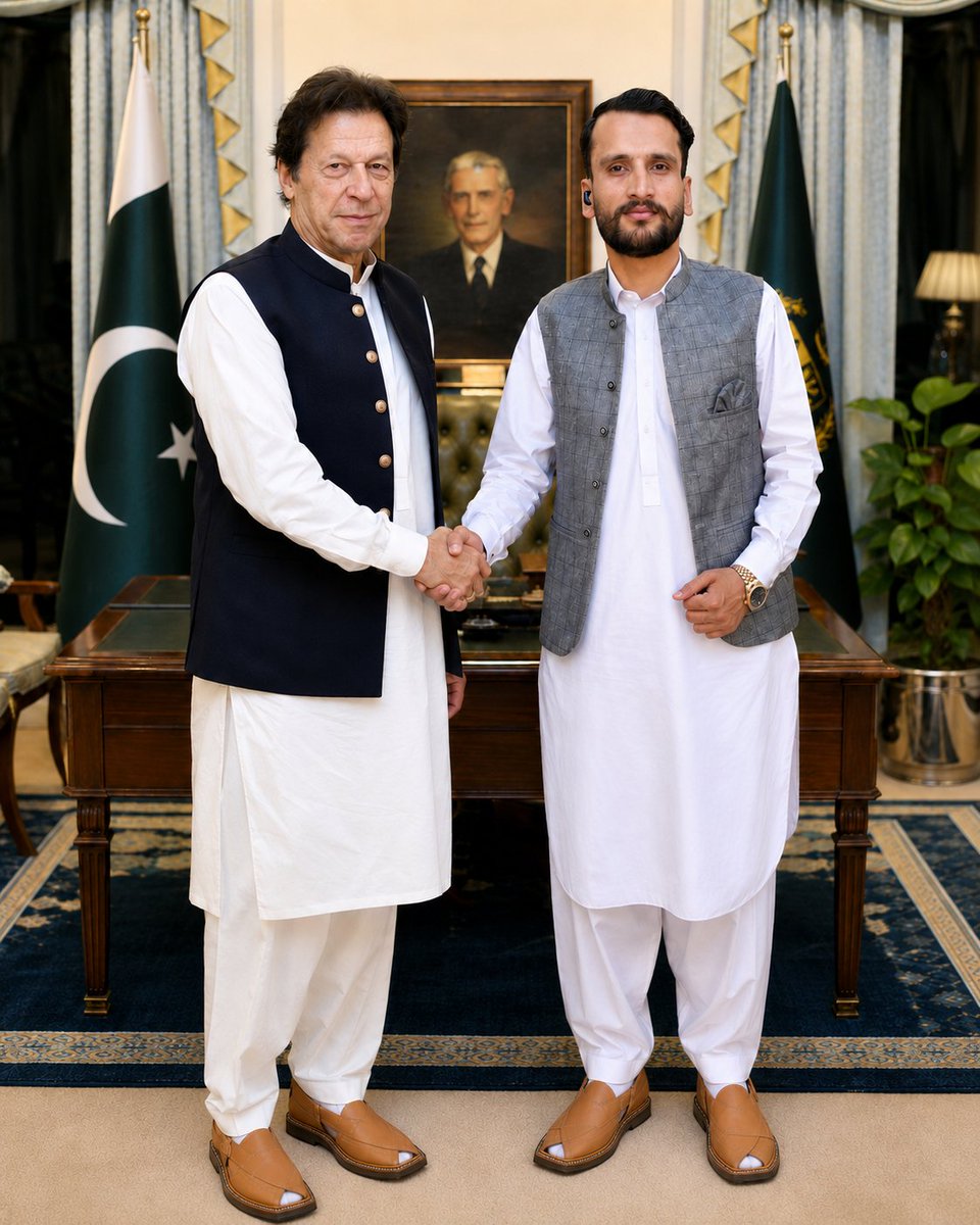 JararHaiderKhan's tweet photo. ایک ہی بار لکھا جاتا ہے دستورِوفا
🫶🏻
دل کے آئین میں ترمیم نہیں ہوتی

@ImranKhanPTI 👑
#My_Leader 💐
#LifeTime 💖
One &amp; Only 💫 https://t.co/BpZQR3lrLn