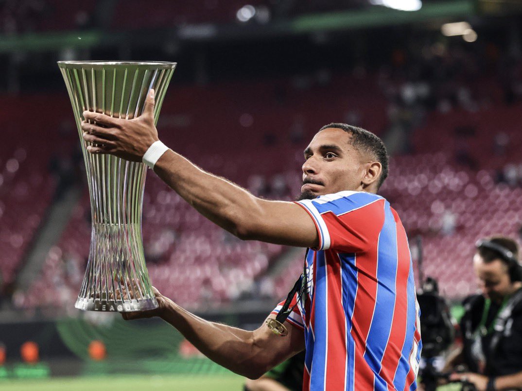 LouKF93's tweet photo. 2 years of Magic! Memories for life 🙏🏽

Forever a legend 🔴🔵

#CPFC https://t.co/TyGWU3cn9o