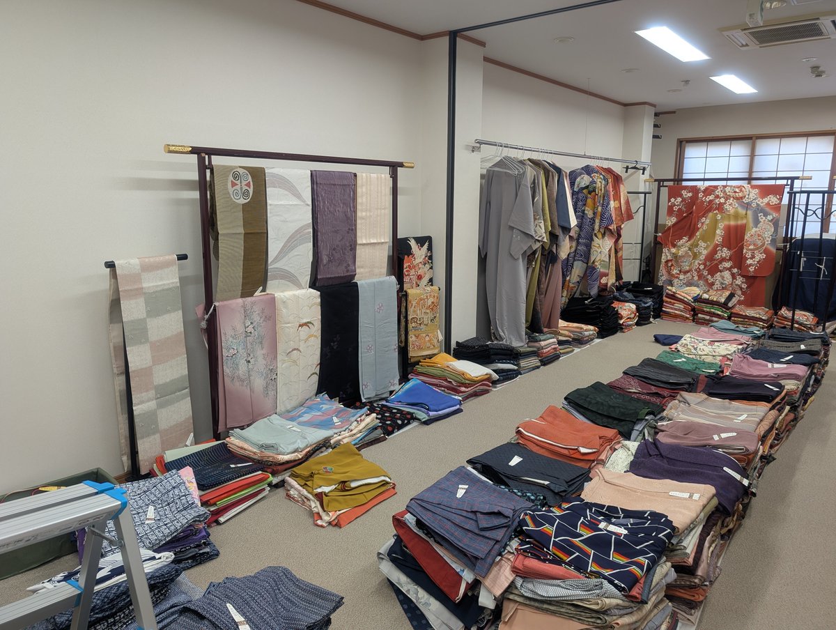 daifukuyanagoya's tweet photo. 只今準備中！
毎月28日は"昔の着物市"開催日です
着物、帯、羽織など110円から販売しております。
朝9時30分から3時頃まで、皆様のご来店をお待ちしております。 https://t.co/o3ZezdIk5C