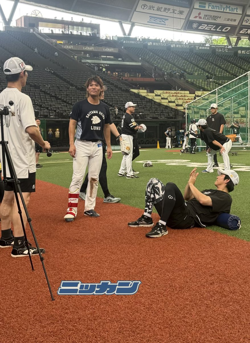 nikkan_hawks's tweet photo. あいさつに来た西武仲田選手の27歳の誕生日をお祝いするホークスナイン
#ソフトバンクホークス https://t.co/SaJPm6vfDp