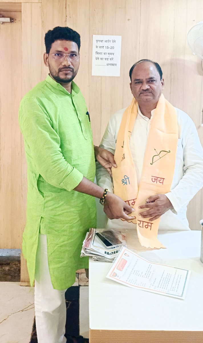 devendrapbh's tweet photo. सदर विधायक श्री राजेंद्र कुमार मौर्य जी से उनके आवास पर सुखद मुलाकात हुई।
@RajendraBjppbh https://t.co/yBUVBpXmiE