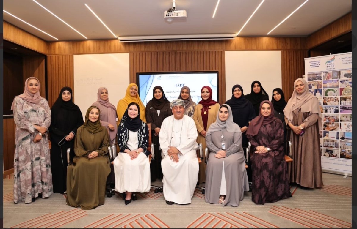 Fa3maDr's tweet photo. الشكر والتقدير للأكاديمية الدولية للدبلوماسية والإتكيت على تنظيم محاضرة حول مفاهيم البروتوكول والإتكيت الاجتماعي وكاريزما المرأة القيادية.

#جمعية_المرأة_العمانية_بمسقط
#FatmaAlBalushi
 #powerleaders  
#عمانيات https://t.co/dK2k4Fbrcq