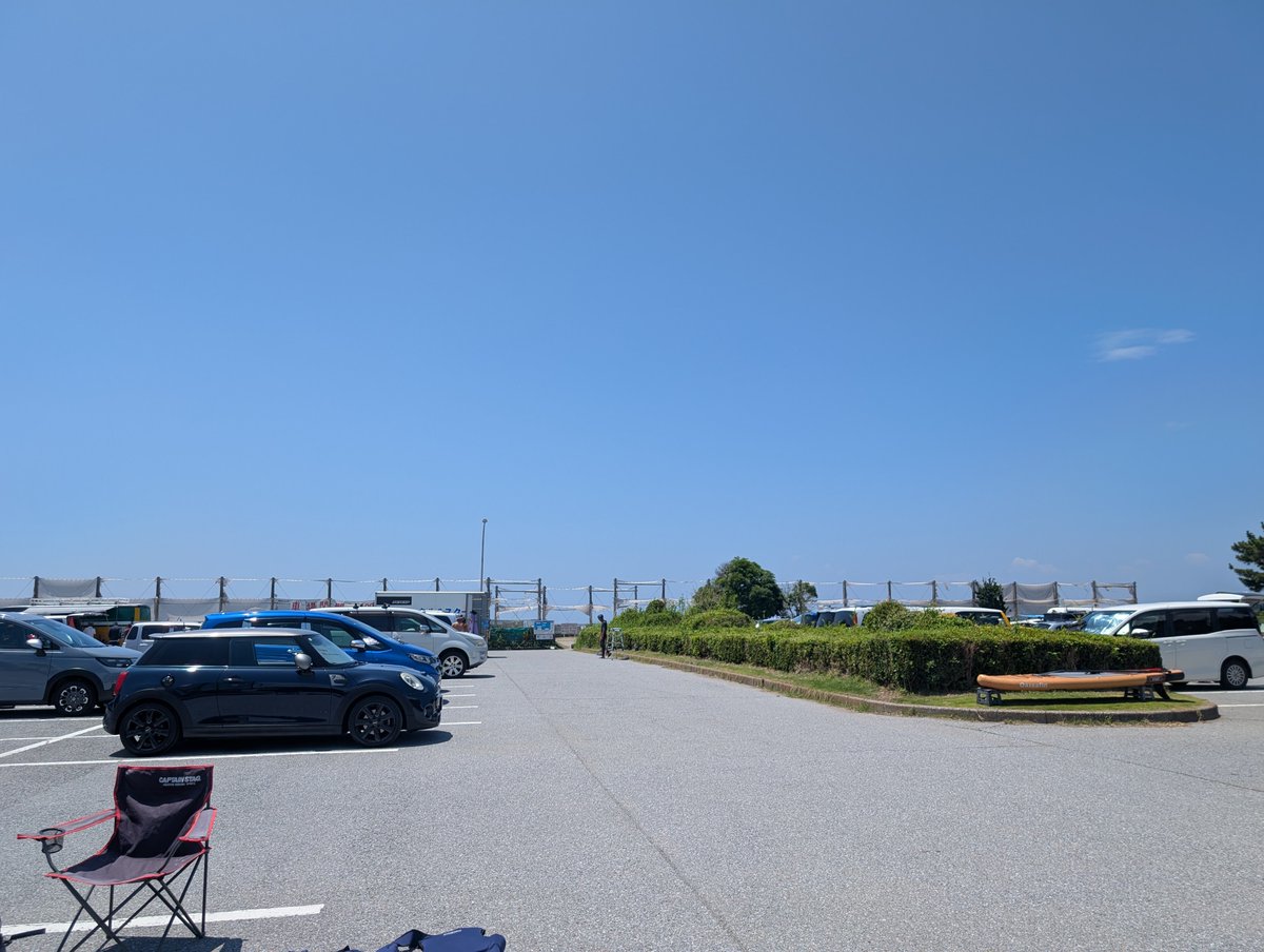 8246koji's tweet photo. 新検見川駅からバスで🏖️稲毛ヨットハーバーへ。千葉も快晴で暑い〜☀️ https://t.co/cKjTqH935J