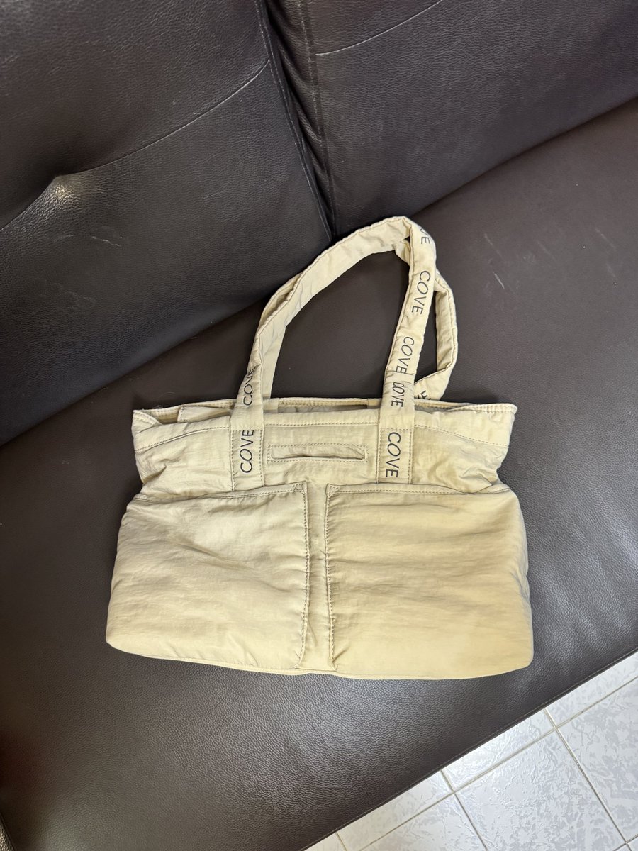 kookgummi's tweet photo. COVE Puffy Daytrip Tote #กระเป๋าใส่โน๊ตบุ๊ค / Laptop 16 นิ้ว  กระเป๋าสะพายไหล่ ผ้าไนล่อน น้ำหนักเบา
Brand : COVE
Color : almond 
ตำหนิ : รอยเปื้อนก้น ไม่มีผลการใช้งาน
Price :  1000 THB. (Shop 1987 บ.)
#ส่งต่อเสื้อผ้า #cove #กระเป๋าพร้อมส่ง #ส่งต่อสภาพนางฟ้า #โล๊ะตู้เสื้อผ้า https://t.co/UcvOg5d7OE