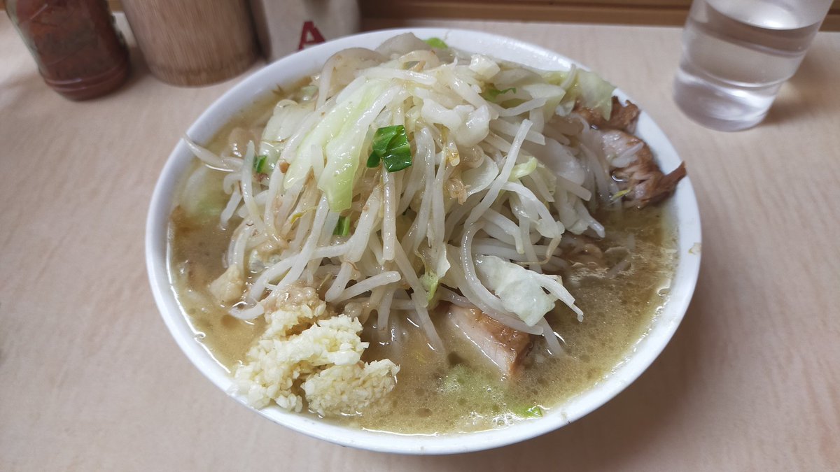 toyokoexp's tweet photo. 京成大久保の現店主が本日で引退されるそうで

距離的にも営業時間的にもハードルが高くて訪問回数は少なめですが、デロ目な麺と、例えられる他店が無い唯一無二の豚バッチバチスープは個人的に好きな二郎の上位でした

新店主が元の味を受け継いでくれたら嬉しいのですが・・・ https://t.co/tZQ9XdloIo