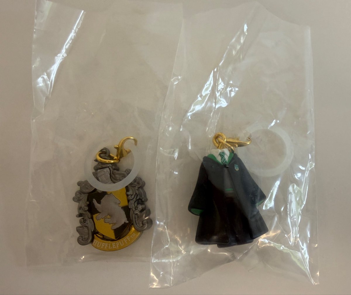 MDR_HKS_P's tweet photo. ハリポタ ハリーポッター めじるしアクセサリー めじるし 交換

求 レイブンクロー、グリフィンドールのエンブレム各1

譲 スリザリンローブ、ハッフルパフエンブレム

郵送

検索からもお声掛けください https://t.co/P7PH4GLcvh