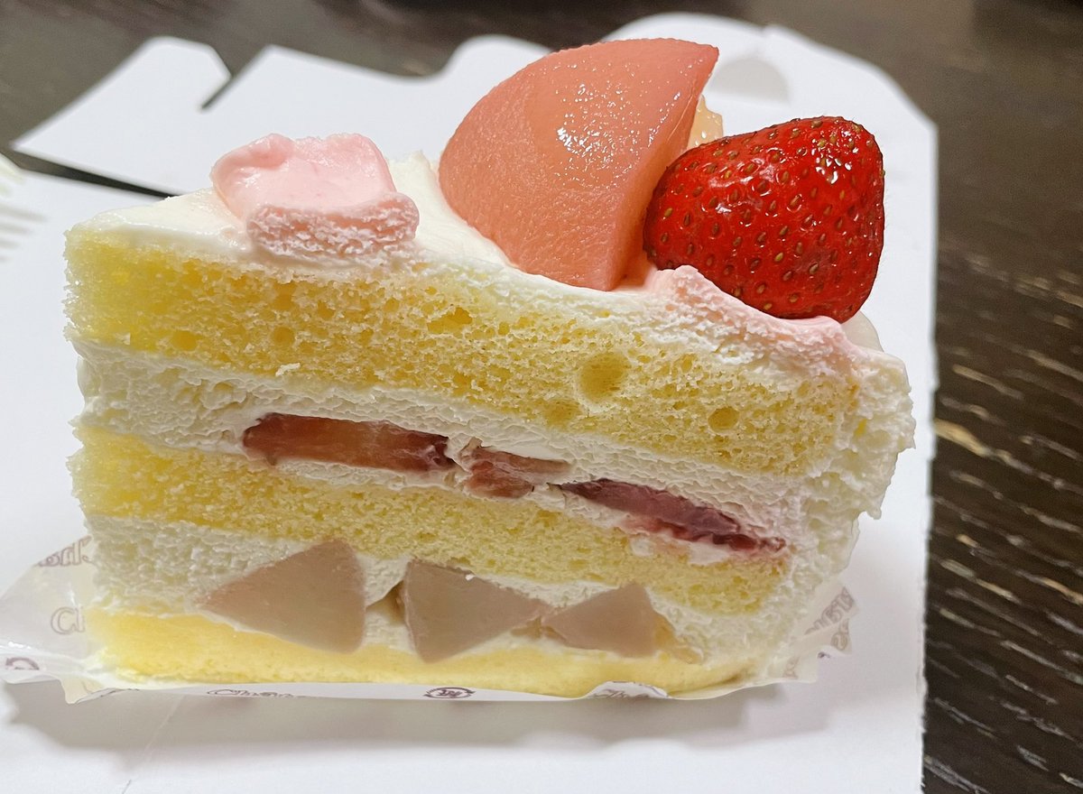 inupopop's tweet photo. シャトレーゼの桃のショートケーキ、スポンジが柔らかすぎてフルーツの重みに耐えられてない

それにクルクマ、これだけ買ってサッと屋内に避難 https://t.co/SWZT5rgII1
