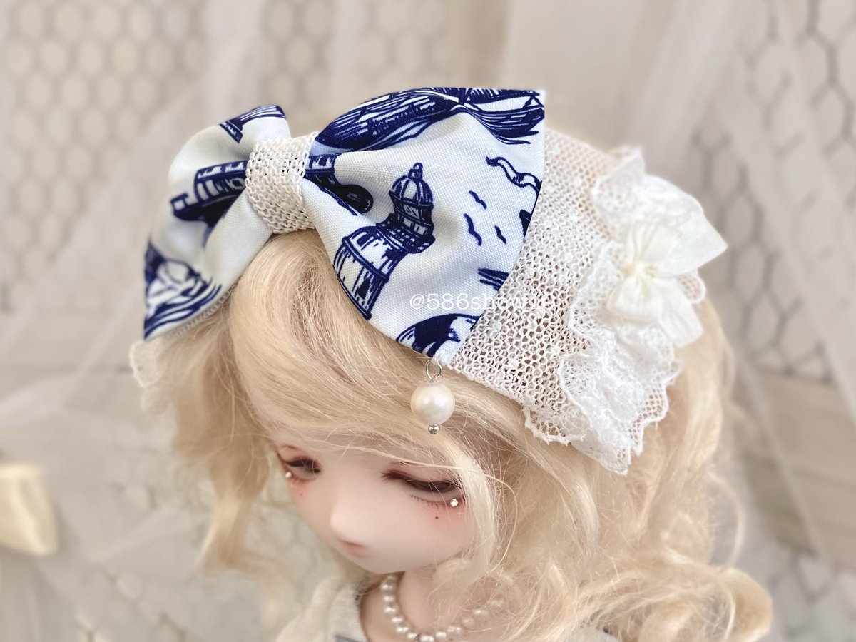 586show10's tweet photo. ヘッドドレスのリボンはぱっちんピンで留める仕様です。
貝パールをワンポイントにあしらいました。

基本の作りは同じですが、1着1着表情が違います。
お好みの1着を見つけていただけたら幸いです。 https://t.co/pdx1G11xFl