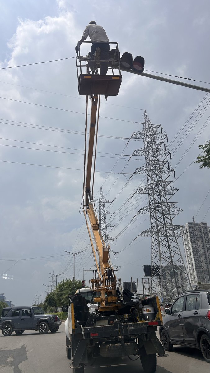 jayashar's tweet photo. @TrafficGGM sir this Maintenance vehicle was repairing traffic signals in Sector 59. No emergency parking lights no number plate and right in the middle of the road. Pls take necessary action https://t.co/sJjVvlWhRL
