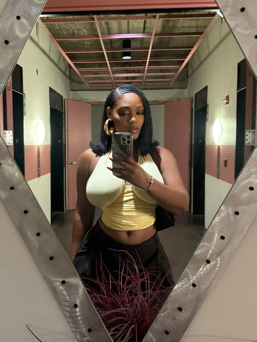 bigcheckdeal's tweet photo. Let’s see a mirror selfie of you https://t.co/XPa4gGnGgJ