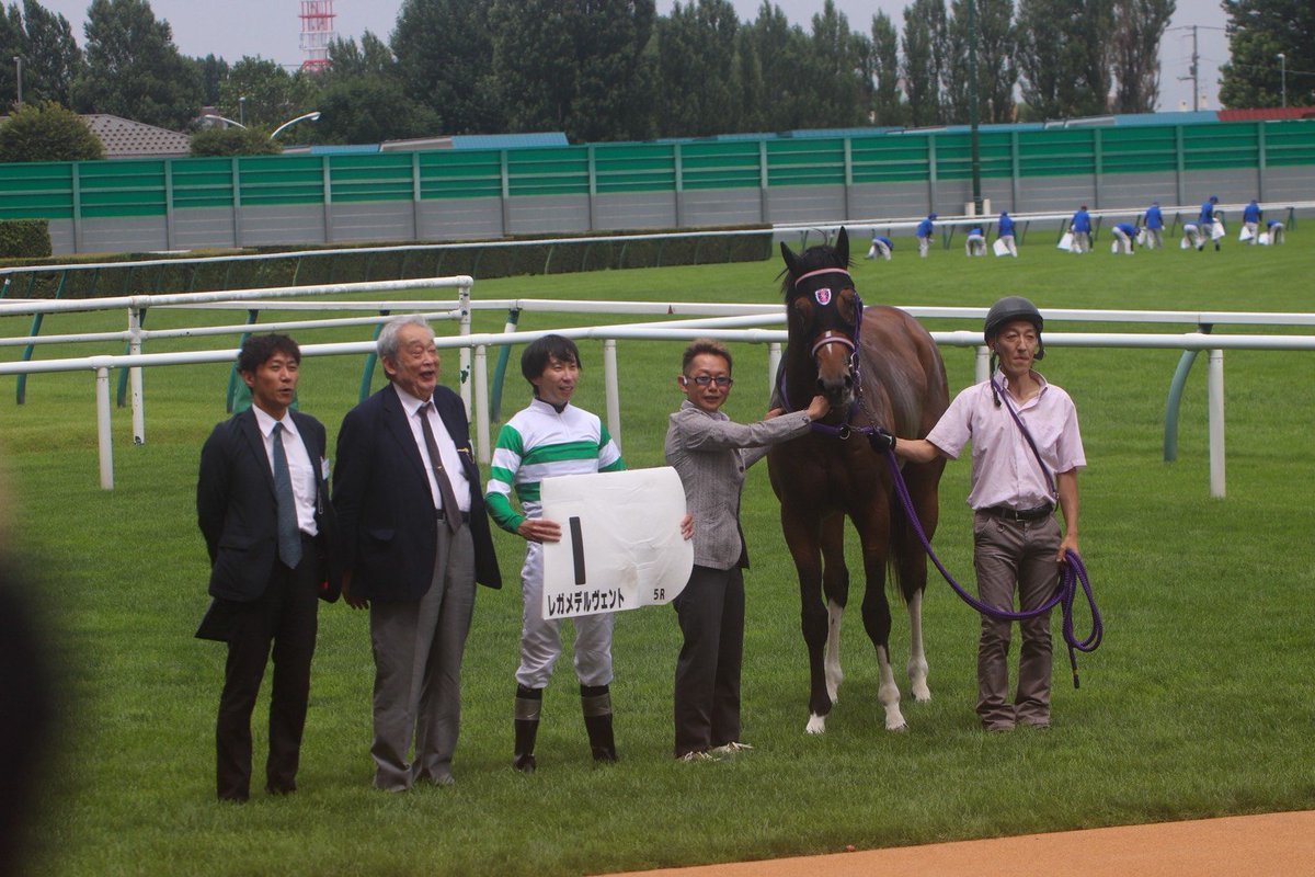 megane_stable's tweet photo. レガメデルヴェント号
父ルヴァンスレーヴ
母アルヴェント
母父マジェスティックウォリアー
横山和生騎手騎乗

7/25札幌5レース2歳新馬ダート1700m戦において見事な勝利を収めてくれました❗️
馬主の街風隆雄様、生産育成の追分ファーム様及び全ての関係��の皆様おめでとうございます🎉✨😆✨🎊そしてありがとうございました🙇‍♂️
使いつつかな…なんて思ってましたが強い勝ち方でビックリしました😅
お母さんのアルヴェントも伊坂厩舎で頑張って勝ってくれましたし、その時に乗ってくれた横山和生騎手で今日勝てたのも嬉しかったです。
ミラビリオン号が勝ってくれた時もそうですが、お母さんも管理させて頂いて、その子供も勝つと言うのは本当に嬉しいですね😭
これで伊坂厩舎は今年11勝目。皆様いつも応援ありがとうございます❗️
引き続き頑張ります🙇‍♂️
