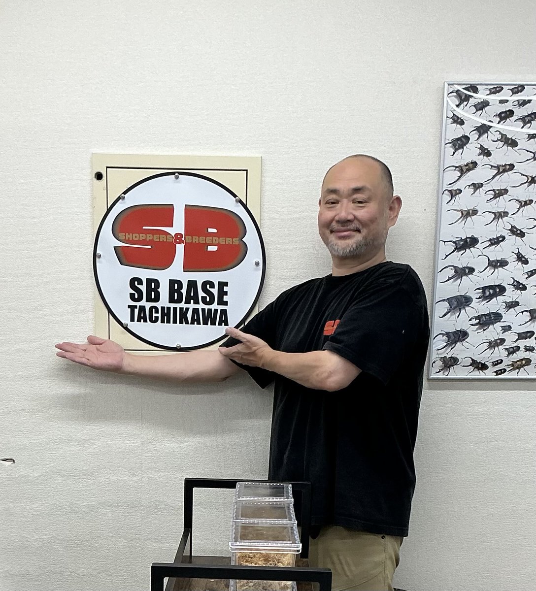 sbbasekanrinin's tweet photo. ㊗️open初ポスト！
7月からSB  BASEの管理人に就任した元ヒゲ店長の山口です。毎日きれいに管理して皆さまをお迎えしますのでよろしくお願いいたします。今日は本店からえりか嬢をヘルプに呼んじゃったガハハ😆😍 これから認知度アゲられるようガンバリマス💪

#SBBASE
#SB立川 https://t.co/u4TcG0udfi