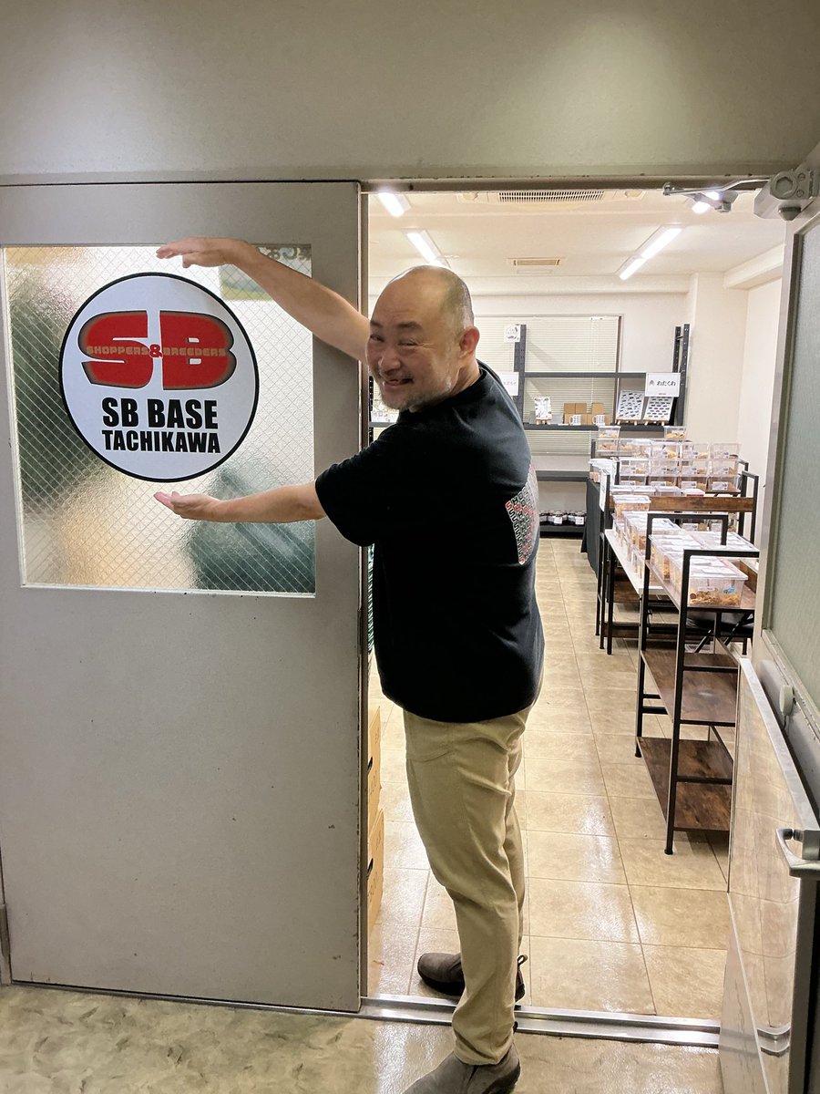 sbbasekanrinin's tweet photo. ㊗️open初ポスト！
7月からSB  BASEの管理人に就任した元ヒゲ店長の山口です。毎日きれいに管理して皆さまをお迎えしますのでよろしくお願いいたします。今日は本店からえりか嬢をヘルプに呼んじゃったガハハ😆😍 これから認知度アゲられるようガンバリマス💪

#SBBASE
#SB立川 https://t.co/u4TcG0udfi