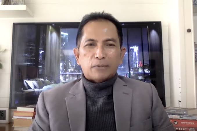 WOLF_of_IHSG's tweet photo. Buat yg baru tau kanal Hersubeno Point; 
Sosok di baliknya bernama pak Hersubeno Arief;

Beliau adalah jurnalis senior yang kini cukup aktif selaku pengamat politik.

Dulu beliau ini pernah viral sekitar 2021; gara gara unggah video terkait kesehatan ibu Megawati Soekarnoputri.

Beliau dilaporkan ke Polda Metro Jaya oleh DPD PDI Perjuangan Jakarta gegara berita terkait ibu Megawati tersebut.

Pak Hersubeno ini memamg cenderung kritis dan konsisten mengkritik melalui analisa tajam dan berdasar. 
✍🏼