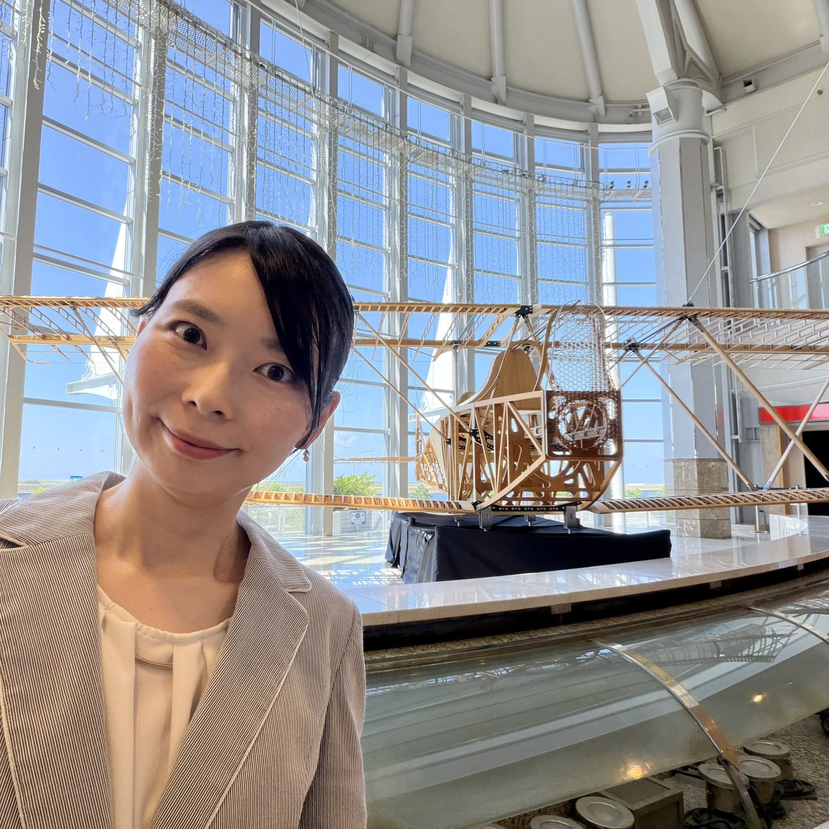 misuzuyui's tweet photo. 本日は関空で万博レガシー披露式典🎤
あのイタリアパ��リオンから、木製飛行機「アンサルドSVA9」の模型が✨大正時代、イタリアから日本まで1万8千Kmの飛行を成功させた飛行機。ライト兄弟が初めて空を飛んでからわずか17年後だったそう。
エアロプラザでの展示なので飛行機に乗らなくても見られます😊 https://t.co/aAqnNnFxuP
