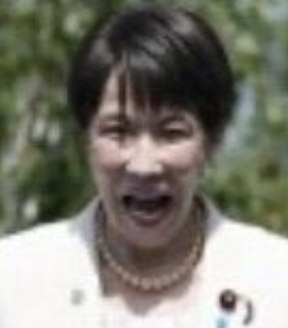 lovemana0505's tweet photo. 個人的に「高市名場面」のひとつ。
これはやはり一人で統一教会か何かの儀式でもしていたのだろうか。
この異様な表情。
この表情を捉えた朝日新聞記者すごいな。 https://t.co/DJa0ibNuVu