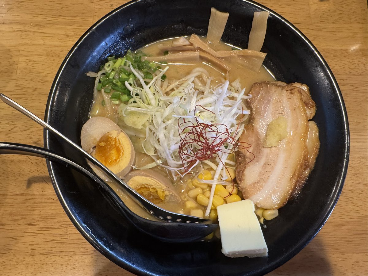 tenco_ch's tweet photo. 遅めのお昼🍜クソ暑いのに味噌というチョイス https://t.co/YVrNwDEXsm