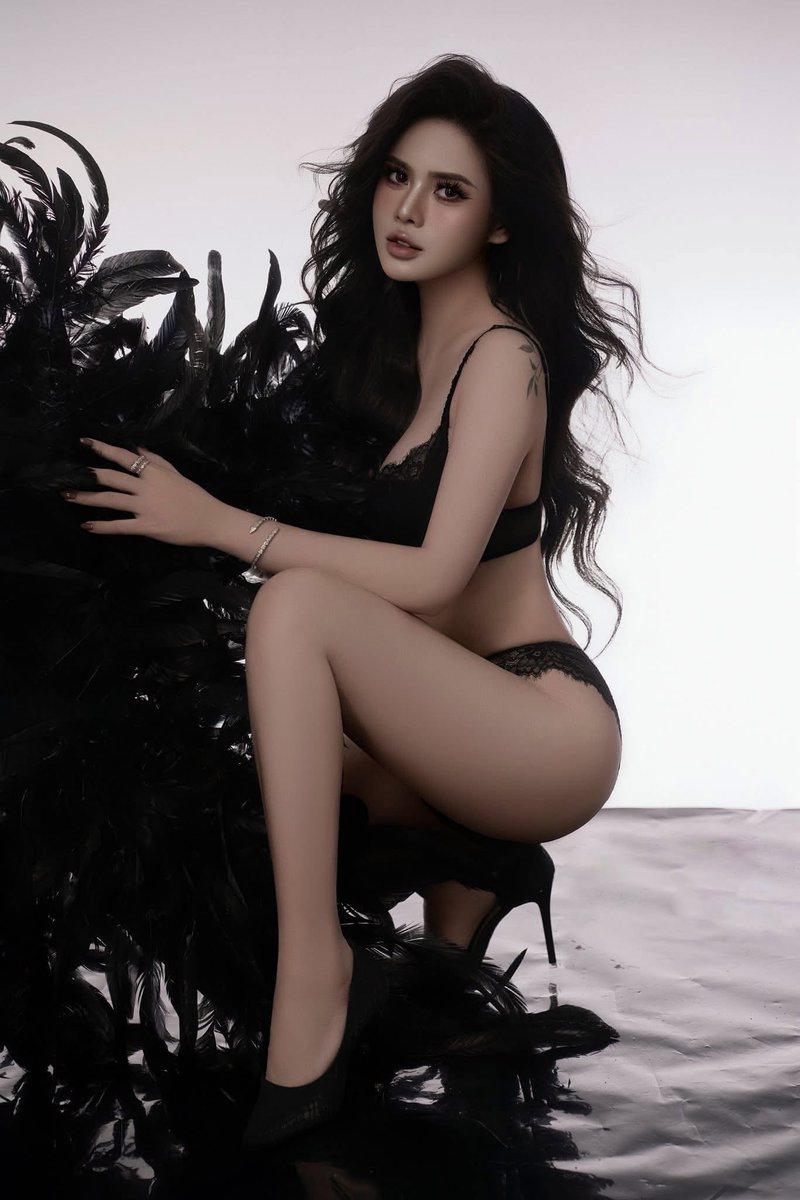 CorettaCabera's tweet photo. Maybe it is time to stop caring so much about what they expect and just do what I actually want. 🖤 https://t.co/BUu3ij6I5y