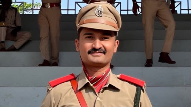 mpparimal's tweet photo. The unfortunate death of Tapi district RFO Vikas Desai while chasing a suspected khair wood smuggle is heartbreaking. Salute to our brave officers who risk their lives to fulfil their duties. My deepest condolences to his family and friends. I pledge to support his family financially or any way they need for their livelihood. Requesting the Gujarat government also for a compensation to his family comprising of his wife, five year old son and parents.
@CMOGuj @Bhupendrapbjp @GujForestDept @arjunmodhwadia