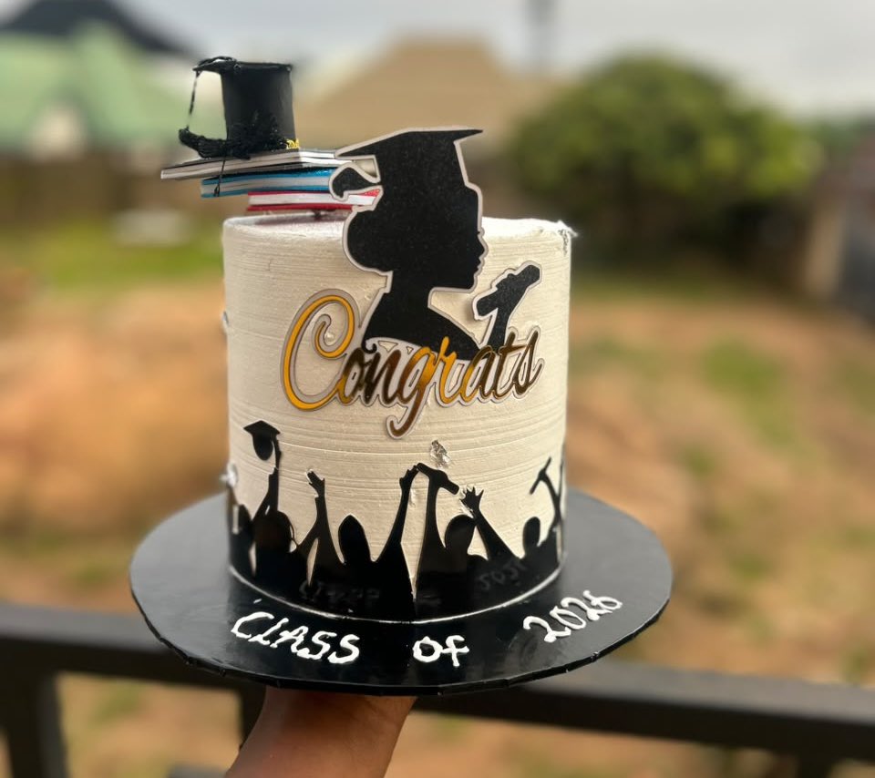 She_Is_Khosi's tweet photo. GRADUATION THEMED CAKE.🥳💙
Price~35,000
Size~6”2 layers
Frosting~Whipped Cream
Contact~07015193350
Location~Jos,State low_cost
#Sweet_escape_with_khosi #cakesinjos #josbakers #graduationcakes https://t.co/JmbK0oyELj