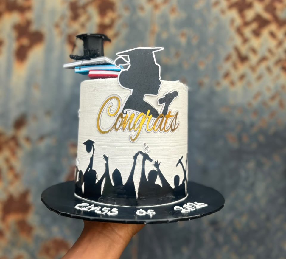 She_Is_Khosi's tweet photo. GRADUATION THEMED CAKE.🥳💙
Price~35,000
Size~6”2 layers
Frosting~Whipped Cream
Contact~07015193350
Location~Jos,State low_cost
#Sweet_escape_with_khosi #cakesinjos #josbakers #graduationcakes https://t.co/JmbK0oyELj