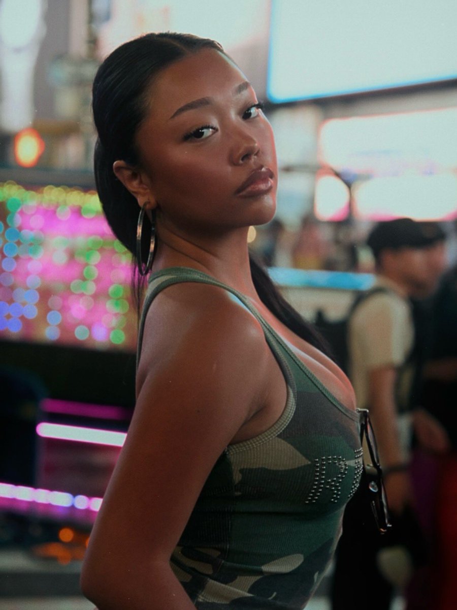 denisejvlia's tweet photo. dropped a new EP & i saw my billboard in new york hellooooo… crying as im typing this…. if u a runaway kid who have big dreams for yourself this is ur sign to never. stop. reaching. bc what do u mean we brought tondo to times square … idc if i say it again and again i will never stop repping my hometown. this is for my beloved ppl !!!!! 🇵🇭🥺🫶🏽