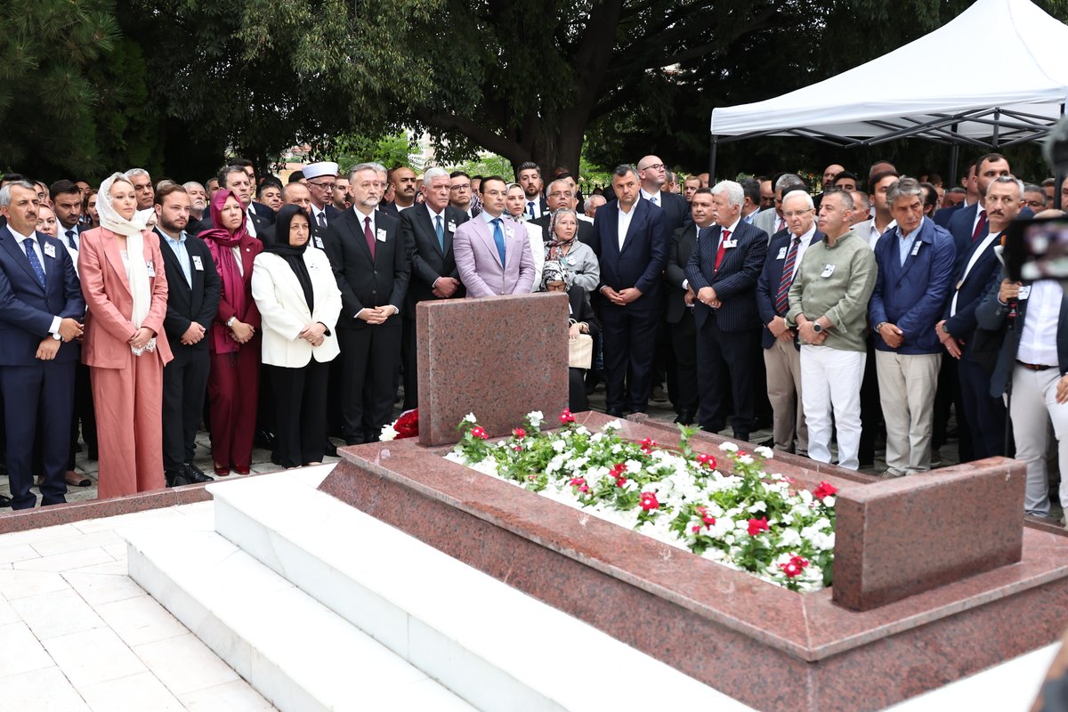Gundem_Gazetesi's tweet photo. Batı Trakya Türklerinin unutulmaz lideri Dr. Sadık Ahmet, Gümülcine’de kabri başında düzenlenen törende rahmet ve minnetle yâd edildi. 
Türkiye ve Balkan ülkelerinden geniş katılımın olduğu törende, birlik, dayanışma ve hak mücadelesi mesajları öne çıktı.
https://t.co/rp05GcVeMC https://t.co/Iw2VyvQiIs