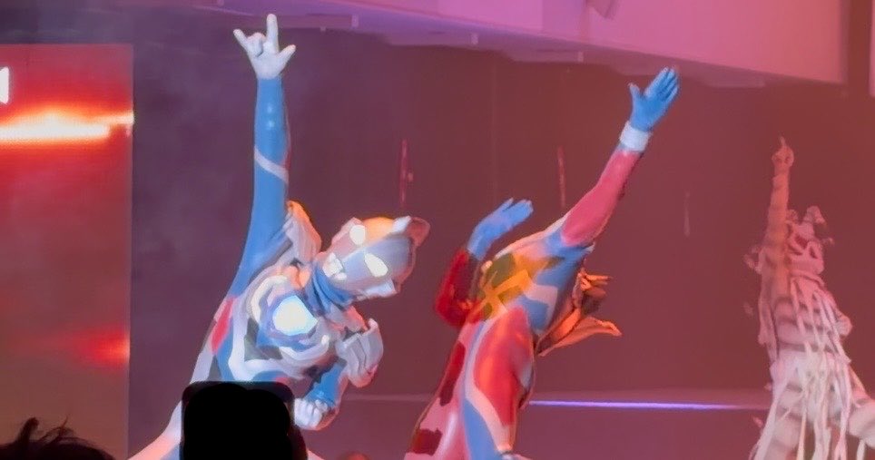 KensaKesak's tweet photo. ウルトラヒーローズEXPO行って来た‼︎オリキャスのゼアスと聞いて飛び込みで行ったけど　ショーの内容がめちゃくちゃ良かった…‼︎いつもウルサマは後期に行ってたから現行TVシリーズの幕間の話で前期のショーを観るのは初めてなんだけど　毎回こんなにオールスターな感じですごいのん…？ https://t.co/8q4v3W9IMm