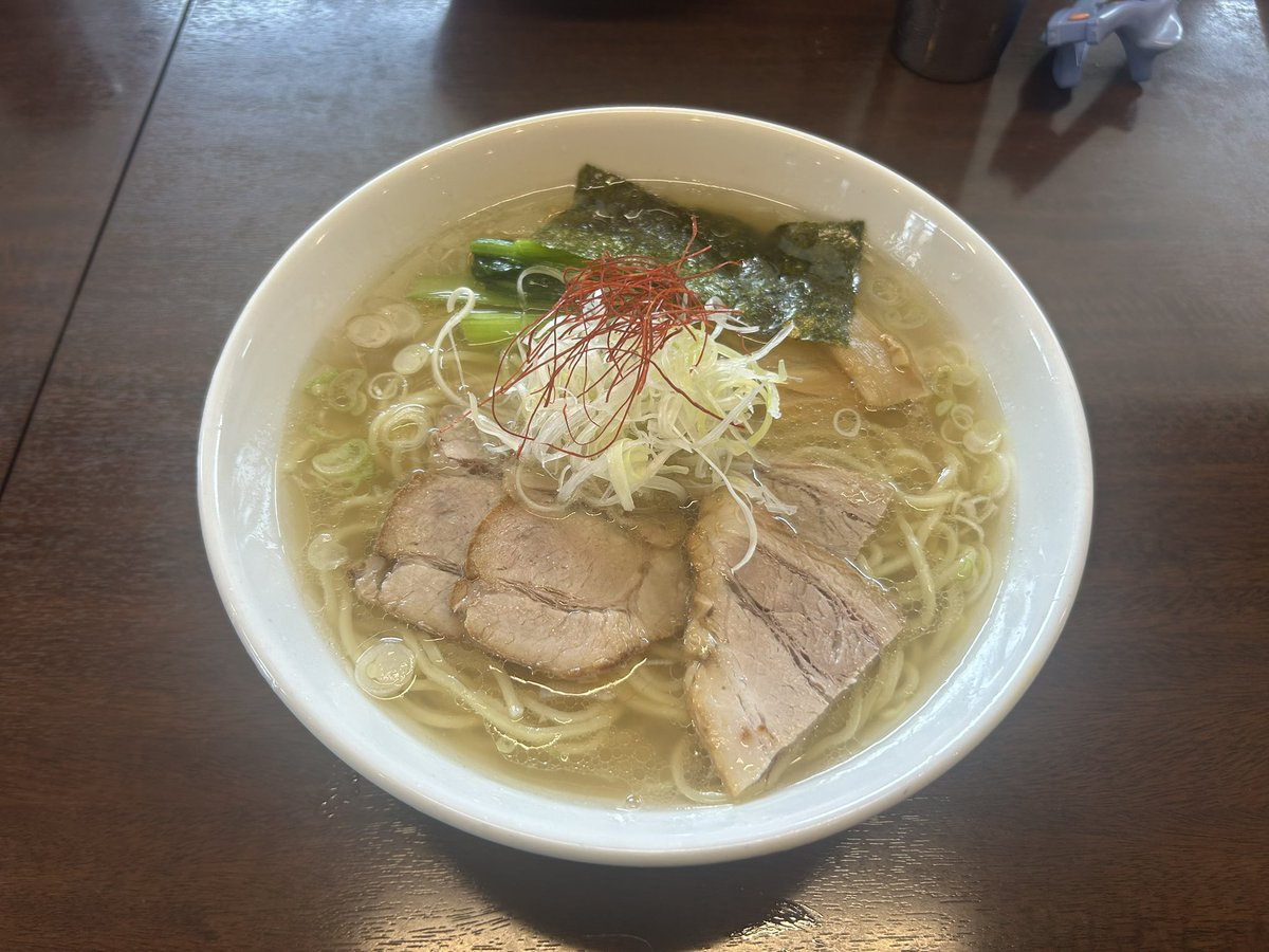 TOQNAGA's tweet photo. 今日は息子の4歳の記念写真を撮ってもらった帰りに
麺や真登で
豚塩ラーメン大盛
生姜と豚の旨味がたまらなく美味い１杯
味変のブ���ックペッパーがまたいい仕事をする事
今日も美味かった
ごちそうさまでした https://t.co/dLwZ7T13Zz