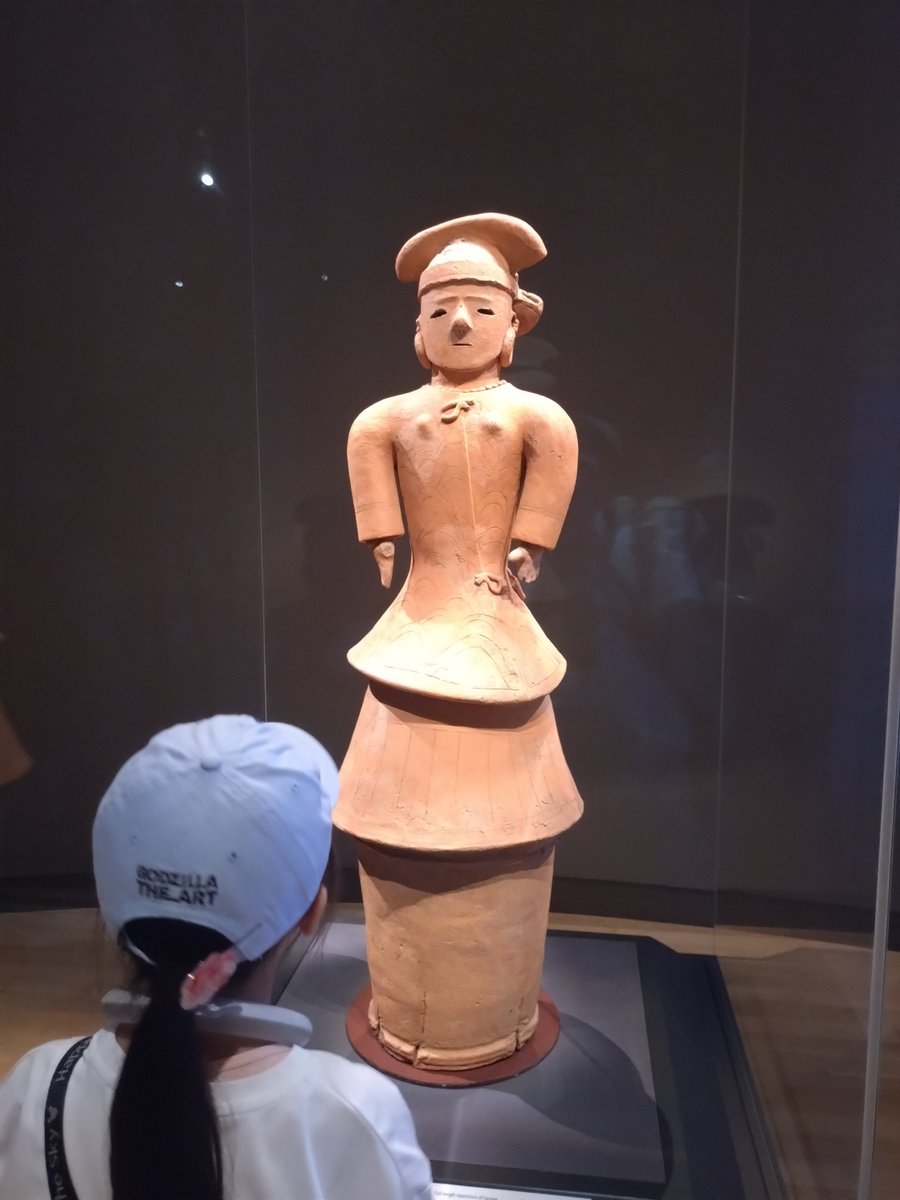 punimarugo's tweet photo. GANTZでハチャメチャにした、上野の東京国立博物館に娘と行ってきましたー😊
トーハクキッズディという子供向けのイベントをしていて、子供もかなり楽しめたし、特別展も迫力満点。
娘は、大好きな埴輪を初めて生で見れて、大興奮。仏像も好きみたいで興味津々。こんな素敵なところ、壊しちゃダ���よ😂 https://t.co/X2IsbId3dX