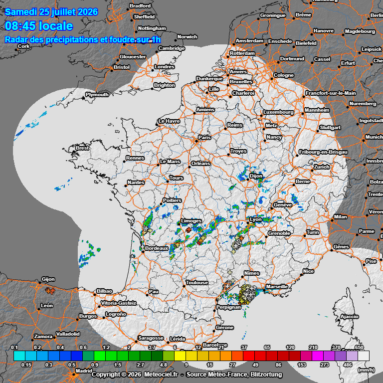ExtremeMeteo's tweet photo. L'image satellite est effrayante ce matin avec les fumées d'incendies qui envahissent quasiment tout le pays. Les premiers orages débutent entre Massif Central et Golfe du Lion. La forte présence d'aérosols pourra avoir une influence sur le comportement des orages via leur activité électrique, on soupçonne que ça favorise parfois des impacts de foudre positifs. A suivre.

Pour le reste, la situation reste absolument catastrophique pour les feux. Le feu est ce matin aux portes d'Arès et d'Andernos en Gironde. Les orages très peu pluvieux d'hier soir, n'ont absolument pas changé la donne. Nous en sommes à plus de 40 000 hectares parcourus. 
Le feu se rapproche petit à petit de Bordeaux.