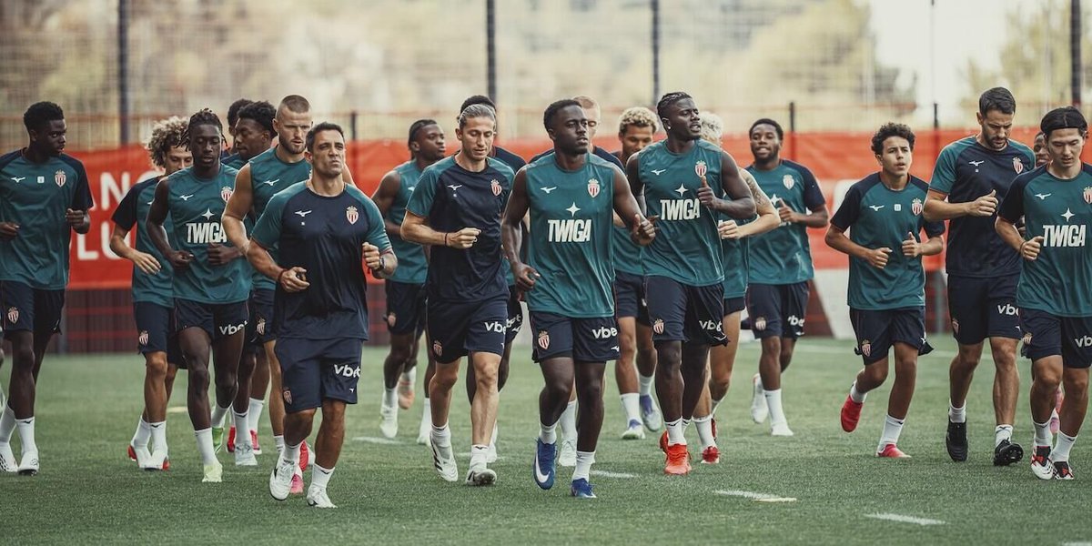 AlyumdrA's tweet photo. 🚨 Le point mercato de l'#ASMonaco !
🗞️ Nice-Matin

✅ Départs déjà actés :
• Aladji Bamba → Newcastle : 36 M€
• Caio Henrique → Ajax : 11 M€
• Kassoum Ouattara → Beşiktaş : 8 M€
Soit déjà 55 M€ de ventes (hors bonus), alors que Monaco viserait environ 100 M€ de cessions cet été.

👀 Les dossiers à suivre :
• Maghnes Akliouche est toujours suivi par le PSG, tandis que Liverpool serait revenu dans la course. Monaco réclamerait plus de 50 M€.
• Aleksandr Golovin pourrait partir en cas d'offre importante.
• Lamine Camara reste très convoité, mais un changement d'agent aurait fait échouer une offre de Newcastle. Sa valeur est estimée à 40 M€ par Transfermarkt.
• Jordan Teze ou Vanderson pourraient quitter le club. Monaco privilégie le recrutement d'un latéral et suit notamment Yvann Titi (Troyes), dont le profil correspondrait aux besoins selon le départ enregistré.
• La piste menant au Suisse Manzambi est désormais refermée, le joueur ayant rejoint Aston Villa.

📋 Autres informations :
• Yann Lienard pourrait être prêté.
• Edan Diop et Lucas Michal ne devraient pas être conservés.
• Mohammed Salisu n'est pas concerné par un départ et poursuit sa convalescence après sa grave blessure au genou.
• Eric Dier pourrait quitter Monaco afin de se consacrer à ses diplômes d'entraîneur.
• La piste Kévin Danois est démentie.
• Erick Pulgar figure bien sur la short-list monégasque, parmi plusieurs profils étudiés.