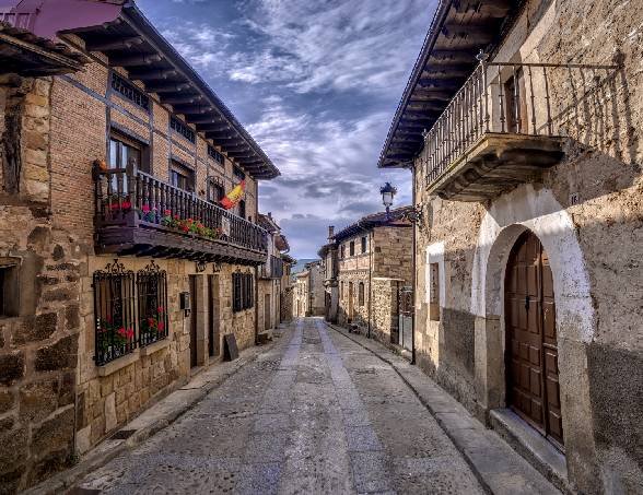 TurismoVinuesa's tweet photo. Vinuesa fue certificado como uno de Los Pueblos Más Bonitos de España en 2020.

Según esta prestigiosa asociación creada en 2011 "sus casas blasonadas, sus calles empedradas y entorno natural la convierten en una parada imprescindible para los amantes del turismo rural auténtico" https://t.co/rhv95li0QV