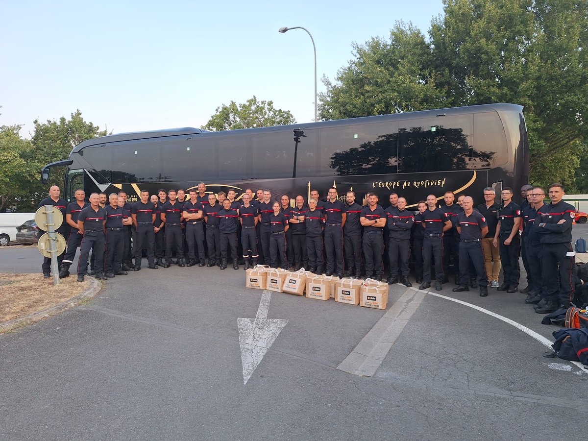 SDIS85's tweet photo. 🚒Ce matin, 45 sapeurs-pompiers du @SDIS44 et du @SDIS85 ont pris la route pour rejoindre le département de la Gironde. Ils assureront la relève des sapeurs-pompiers de la colonne de renfort feux de forêt « Arc  Atlantique » de la zone de défense Ouest mobilisés depuis le 22/07 https://t.co/vHPNNHlmQh