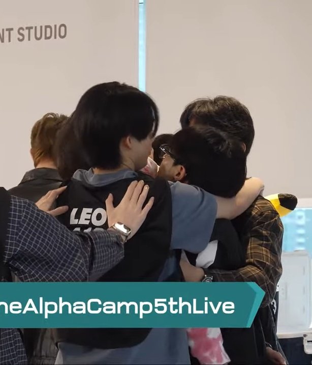 yi0yio's tweet photo. kena kan itu?? 😭
#LEOJOB #LEO_phatipan #jemxniq #TheAlphaCamp5thLive https://t.co/n1tTUlttKQ