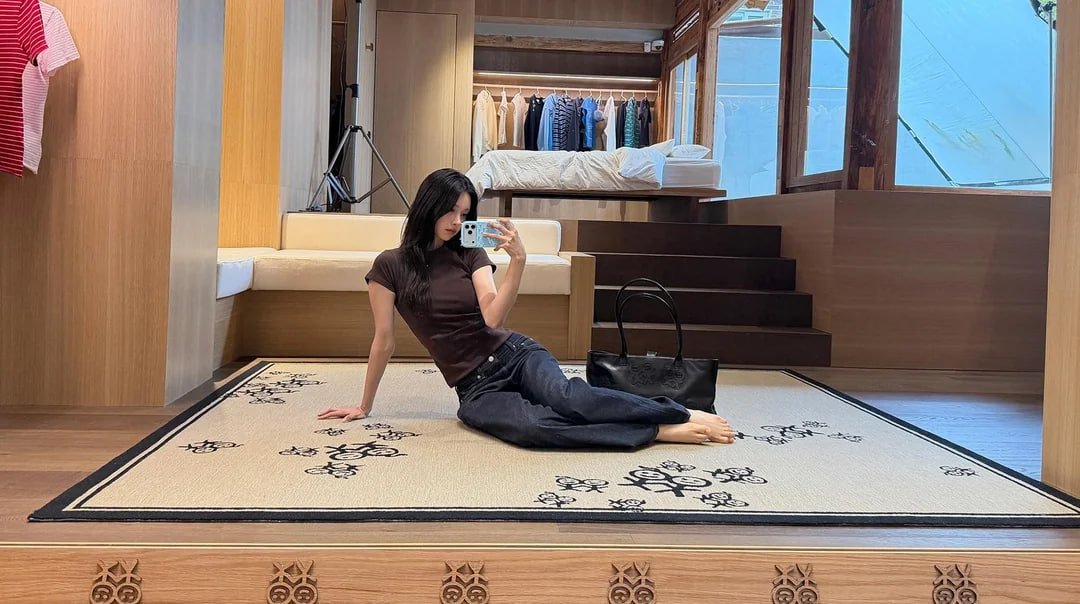 Ainhoawild's tweet photo. La primera imagen ya me tenía. Lo demás fue puro deleite. 'It's Me' de ILLIT (아일릿) no es solo un MV, es una caricia auditiva que se repite sola. Y yo, obediente, le doy play otra vez. Y otra. Y otra. ¿Alguien más atrapado aquí o soy yo la única que ya no quiere salir? 🎧🔥 https://t.co/ILyk3TU6fW