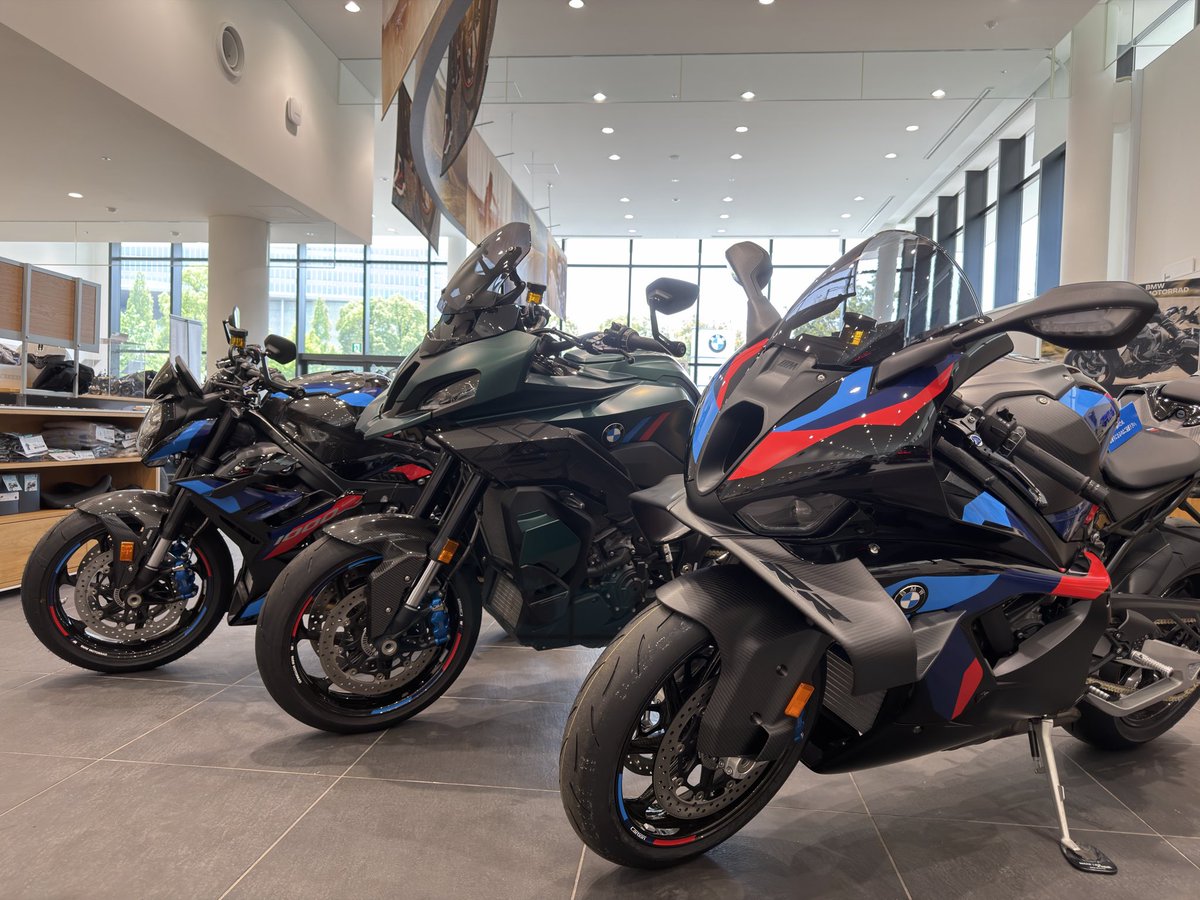 MotorradTokyo_B's tweet photo. M1000XRの限定車、アウレリスグリーンエディションを#MotorradTokyoBayにて展示中です✨
夏期休業(8/9〜8/14)までは店内に展示予定ですので、この機会にぜひ現車をご覧になってください‼️またがることも可能です😆🙌

#M1000XR
#AureliusGreenEdition
#20台限定
#MakeLifeARide
#駆けぬける歓び https://t.co/6tpLjms8JV