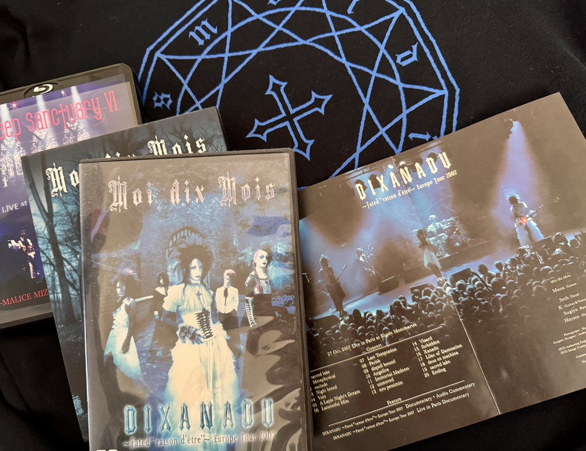 sim10995172's tweet photo. 暑すぎて外に出られないから
DVD観まくってる🤭
Mana様最近は黒い衣装ばっかりだから たまにはフワフワの白い衣装着てくれないかな💕
白いの好きなんだよね～🥰 https://t.co/oAzlIl51Gk