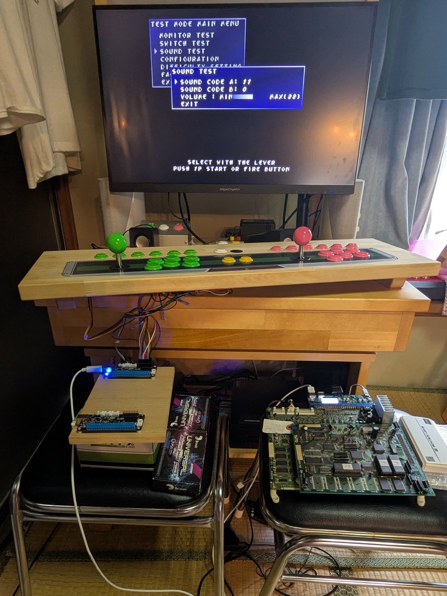 studio_Imocen's tweet photo. 新規に用意したアストロシティ仕様互換コンパネを、弊ゲーミングデスクのコンパネ板に取り付け。
各信号はUniversal Fighting Boardを介してEASY ARCADE 2へ接続し、動作確認。
（映像はSFC用RGBケーブル（SCART変換）→OSSC→液晶モニターへ）
先ずは電気的に問題無さそうです👍  
#いもせん https://t.co/mevJoK8JCw