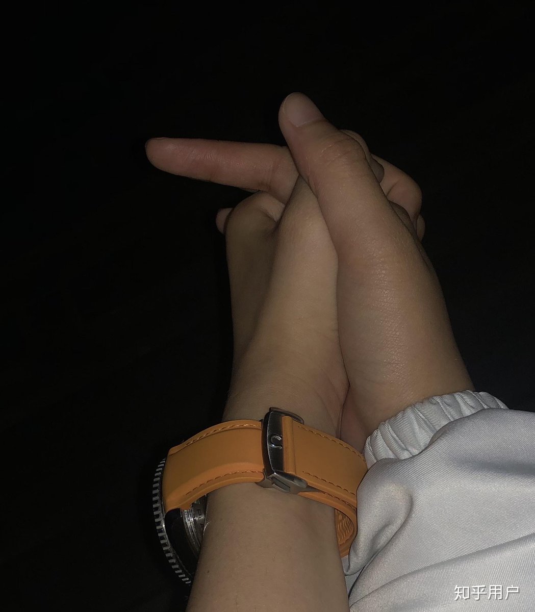 Guitfreak1's tweet photo. Just got coffee and my partner’s hands are so cold they had to hold mine the whole walk back—love is just tiny, warm hugs that last 10 minutes https://t.co/WokkQQwN41