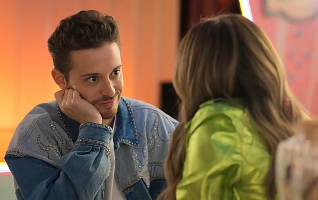 siempree_lutteo's tweet photo. So you want to tell me that they are not in love?????? Matteo is clearly yearning for her and luna… just look at her. The way she looks at matteo. They ARE Endgame no matter what
#SLVolverARodar #SoyLuna4 https://t.co/HgBSKYU5Fa