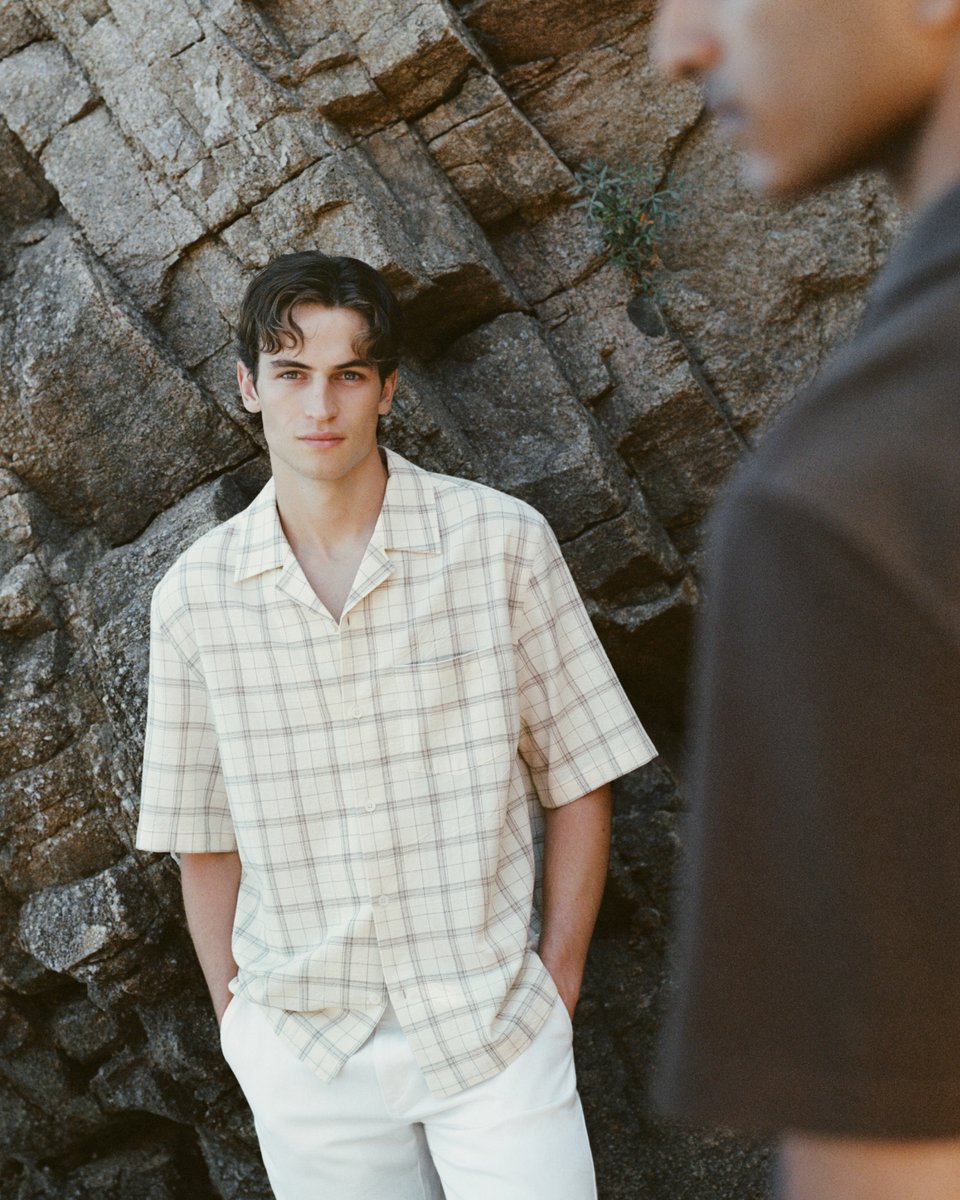 MANGO_Man's tweet photo. Inspired by the coast, designed for every day—easy pieces you'll keep coming back to. 
Discover the collection at https://t.co/n17tLa9pEj 
Sweater: 37072899 
Belt: 37021362 
Shirt: 37072897 
#MangoMan https://t.co/NhyBcHIJaP