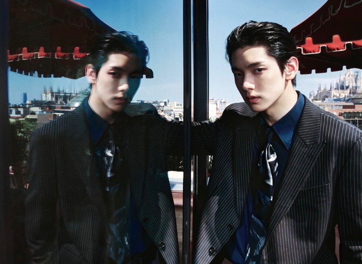 taebnfan's tweet photo. the stylist is out of their damn mind Cant talk here….pigeon me asap…. https://t.co/dFLlY7eGJt